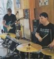 Noah Wiedner (5b) am Schlagzeug und Sascha K&auml;the (5c) E-Gitarre mit "Seven Nation Armee".