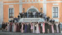 Das Gruppenbild der Sch&uuml;lerinnen und Sch&uuml;ler des Abschlussjahrganges 2018/19 der Zerbster Ciervisti-Sekundarschule vor der Zerbster Stadthalle.