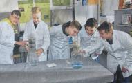 Wird ihr Experiment klappen? Gerade filtern Sch&uuml;ler der Klasse 7a der Zerbster Ganztagsschule Ciervisti verunreinigtes Wasser und sind gespannt, was sie im Ergebnis durch eine Wasseranalyse f&uuml;r eine Wasserqualit&auml;t erhalten haben.