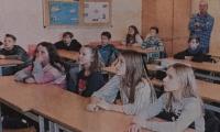 Aufmerksam sehen sich die Sch&uuml;ler der Klasse 5b die Videos an, die Ralf Beiersdorfer mitgebracht hat.