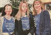 Blaue T-Shirts und rote Schriftz&uuml;ge - eine sch&ouml;ne Kombi.