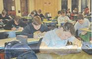 Mathe-Olympiade: Hier konzentrieren sich Sch&uuml;ler der Klassen 8 bis 10 der Zerbster Ganztagsschule Ciervisti in der Aula ihrer Schule. Mit den Sch&uuml;lern der 5. bis 7. Klassen sind es 75 Teilnehmer.