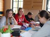 Die Streitschlichter der Ciervisti-Schule &ndash; hier im Vordergrund Marie Franka Hemmerling (links) und Emely Kahlo &ndash; absolvierten die allj&auml;hrliche dreit&auml;gige Schulung im Umweltzentrum Ronney. Die stand in diesem Jahr unter dem Motto "Schlichten statt streiten!".