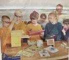 Die Schüler präsentierten im Werkraum selbst angefertigte Nistkästen.