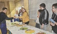 Schüler der 10. Klassen verkauften im Speiseraum Kuchen.