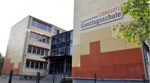 Modern präsentiert sich die Ganztagsschule von außen. Im Inneren mangelt es an ausreichend Räumen, auch Lehrer fehlen.