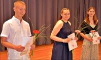 Hanna Demke erreichte einen Notendurchschnitt von 1,1, Michelle Dolch ebenfalls 1,1 und Eric Funke (v.r.) einen Notendurchschnitt von 1,5.