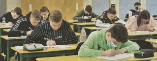 Konzentriert versuchten die Acht- bis Zehntkl&auml;ssler der Ciervisti-Schule die Aufgaben der Mathe-Olympiade zu l&ouml;sen.