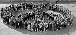 Die Sch&uuml;ler der Sekundarschule Ciervisti protestierten am 21. M&auml;rz mit dem Peace-Zeichen gegen den Krieg in der Ukraine &ndash; ganz in schwarz-wei&szlig;.