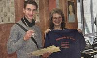 Zum dritten Mal errang Filip Antonowicz den Titel "Mathematiker des Jahres" in Silber. Lehrerin Andrea Schulze &uuml;berreichte ihm das T-Shirt, das es daf&uuml;r gibt.