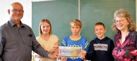 Stadtwerke-Chef J&uuml;rgen Konratt &uuml;berreichte den Sch&uuml;lern der 6a der Ciervisti-Schule im Beisein von Klassenlehrerin Andrea Schulze eine Spende.