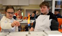 Aufregend gestaltete sich das Kennenlernen des Fachs Chemie, wobei die Viertkl&auml;ssler erlebten, f&uuml;r welche Flammenfarbe verschiedene Stoffe sorgen.