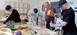In der Holzwerkstatt beim VHS-Bildungswerk in Zerbst probierten sich die Siebtkl&auml;ssler der Zerbster Ciervisti-Schule in der Holzbearbeitung aus.