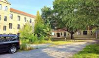 Links das Klausurgebäude/Bauamt und geradezu das Kasernengebäude, die Außenstelle der Ciervisti-Schule. Nun soll der Hof umgestaltet werden, wann steht allerdings noch nicht fest.