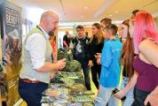 40 Aussteller beteiligten sich mit mehr als 60 Ausbildungswegen in diesem Jahr an der Berufsorientierungsmesse in der Zerbster Sekundarschule Ciervisti - darunter auch die Bundeswehr. (Fotos: Daniela Apel)