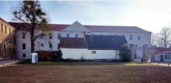 Der Blick vom Gro&szlig;en Klosterhof, der ebenfalls neu gestaltet werden soll: geradezu das Frauenkloster und heutige Bauamt und links die historische Klosterkirche.