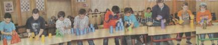 Die Schüler zeigten an den Tischen ihre Schnelligkeit beim "Stacking" - dem Stapeln von Bechern. Da staunten die zumeist älteren Zuschauer über die Geschicklichkeit der Schüler.