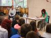 Eine Szene aus dem Theaterstück an der Ciervistischule: Alex sucht Hilfe beim Jobcenter, er will eine eigene Wohnung. In den Rollen: Alexander Abramyan und Svenja Petermann.