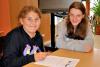 Zum offiziellen Auftakt des diesj&auml;hrigen Projektes "Sch&uuml;ler helfen Sch&uuml;ler" fand die Unterzeichnung der Vertr&auml;ge statt &ndash; hier durch Charlotte Luksch (rechts, 7a), die die Lernpatenschaft f&uuml;r Pia Leonie von der Weiden (5c) &uuml;bernimmt.