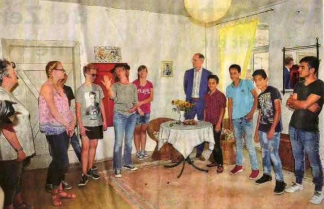 Schüler, Gäste und auch der Zerbster Bürgermeister besuchten die Projekt-Abschlussveranstaltung und besichtigten das von den Schülern her- und eingerichtete Gästezimmer.