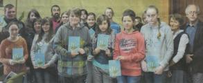 Druckfrisch erhielten die jungen Autoren der siebten und achten Klassen der Maxim-Gorki-Schule und der Ciervisti-Schule in Zerbst die ersten Exemplare der Projektdokumentation "Alles fließt - Lesen und Schreiben am Fluss".