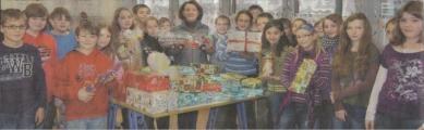 Die Klasse 5b der Zerbster Ganztagsschule Ciervisti überreichte Dr. Ljuba Schmidt für den Verein Hilfe für Tachernobylkinder in Brjansk mehrere liebevoll verpackte Geschenke. Hinzu kamen weitere Spenden in Form von Kleidung, Bettwäsche und Plüschtieren.
