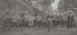3. Ciervisti-Lauf gestern in der ersten Schulstunde: Die Mädchen der fünften und sechsten Klassen beim Start über die 2000-Meter-Distanz, die mehrfach um den am Stadtmauer-Abschnitt zwischen Fuhrstraße und Breite führt.