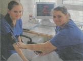 Samantha Plath (l.) und Nancy Brandt bei der Besichtigung des Schwesterndienstplatzes im Krankenhaus.