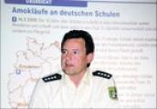 Hans-Peter Klimmek vom Polizeirevier Anhalt-Bitterfeld im Vortrag über Amokläufe an Schulen vor dem Lehrerkollegium der Ciervisti-Ganztagsschule.