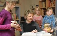 Noch muss Lehrerin Antje Bamberg (Mitte) die Bücher, die sich Lisa Bothe (l.) Isabell Höflich und Nancy Striegge (r.) in der Bibliothek ausleihen wollen, über das Karteikartensystem suchen.