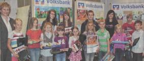 Zwölf Preisträger des 42. Jugendwettbewerbs der Volksbanken im Bereich Dessau-Anhalt kamen aus Zerbster Schulen und aus Loburg. Sil­ke Hövelmann (l.) nahm die Auszeichnungen in Dessau vor.