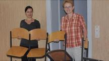 Lehrerin Katharina Budnik und Birgit Kleinecke helfen mit beim Bestuhlen des sechsten Raumes in der Außenstelleder Ciervisti-Schule.