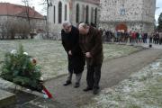 Bürgermeister Helmut Behrendt (l.) und Stadtratsvorsitzender Wilfried Bustro legten im Gedenken an die Opfer des Holocausts gestern einen Kranz am Denkmal im Roten Garten nieder.