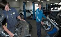 Sebastian Lercher und Jonas Specht absolvierten ihr Praktikum  in einem Autohaus. Beide möchten KfZ-Mechatroniker werden.