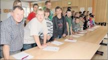 Rotary-Clubpräsident Roland Prokop und die Lernpatenschafts-Paare 2009/10 unterzeichnen die Verträge.