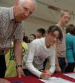 Harry Redling, Präsident des Rotary Clubs Zerbst, unterzeichnete alle Patenschaftsverträge - auch den von Janine Gente und ihrem Paten Justin Schulze (nicht im Bild).