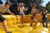 Richtig viel Spaß beim Toben und Springen: Große Begeisterung auf der Hüpfburg bei den Schülern