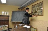 Carmen Otto beim Probehalten einer alten Lehrtafel zum Thema Geschichte.