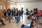 Der "Tag der Begegnung" begann mit den Darbietungen der Line-Dance-Gruppe "Crazy Girls", die Country-Tänze zeigten.