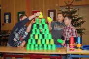 Die unterschiedlichen Aktionen und Darbietungen konnte man beim Weihnachtsmarkt in der Zerbster Ciervisti-Schule erleben. Hier präsentiert die Sport-Stacker-AG der Schule eine rasante Demonstration ihres Könnens.