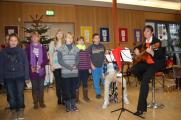 Anne Handrich und die Chor-AG der Schule gaben einen Einklang in die Weihnachtsveranstaltung.