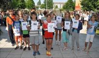 Die Sieger und Platzierten der 5. und 6. Klassen beim Ciervisti-Lauf zeigen stolz ihre Urkunden und Schuhpokale.