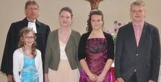 Konfirmation 2013: Emily Polzin, Friederike Beiche, Franziska Winkler und Alexander Krull (v. l.) zusammen mit Pfarrer Thomas Meyer