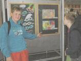 Leon Haak, Schüler der 5. Klasse, zeigt sein Bild, dem er den Titel "Bunter Schmetterling" gab.
