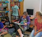 Die Schüler der 5. Klasse der Ciervisti-Ganztagsschule machen mit beim Lesesommer XXL und suchten sich bereits während der Einführungsveranstaltung einige Bücher zum Lesen aus.