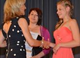 Die Fördervereinsvorsitzende Viola Wernecke gratuliert den Jahrgangsbesten Jennifer Niekamp und Laura Kühn.