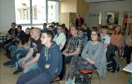 Schüler aus Leipzig und Zerbst schauten sich die Präsentation zu Bosnien an.
