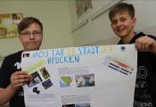 Max Hirschfeld (links) und Felix Rauch zeigten ihre Wandzeitung, die sie mit Informationen über Mostar gestaltet haben.