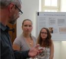 Pauline Mann (l.) und Sarah Schulze von der 9c der Ganztagsschule Ciervisti gehören zu den "Schüler-Guides", denen Michael Viebig gestern die Ausstellung "Justiz im Nationalsozialismus" nahebrachte.