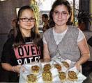 Schülerinnen vom GTA "Kochen und Backen" zogen durch die Schulräume und boten schmackhafte Pizzen an.
